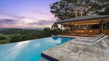 حمّام سباحة خارجي