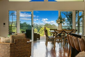 House, 4 Bedrooms | In-room dining