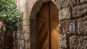 A stone wall with a wooden door and a number sign indicating room 8. - Rodi Hotel - Adults Only (Rhodes)