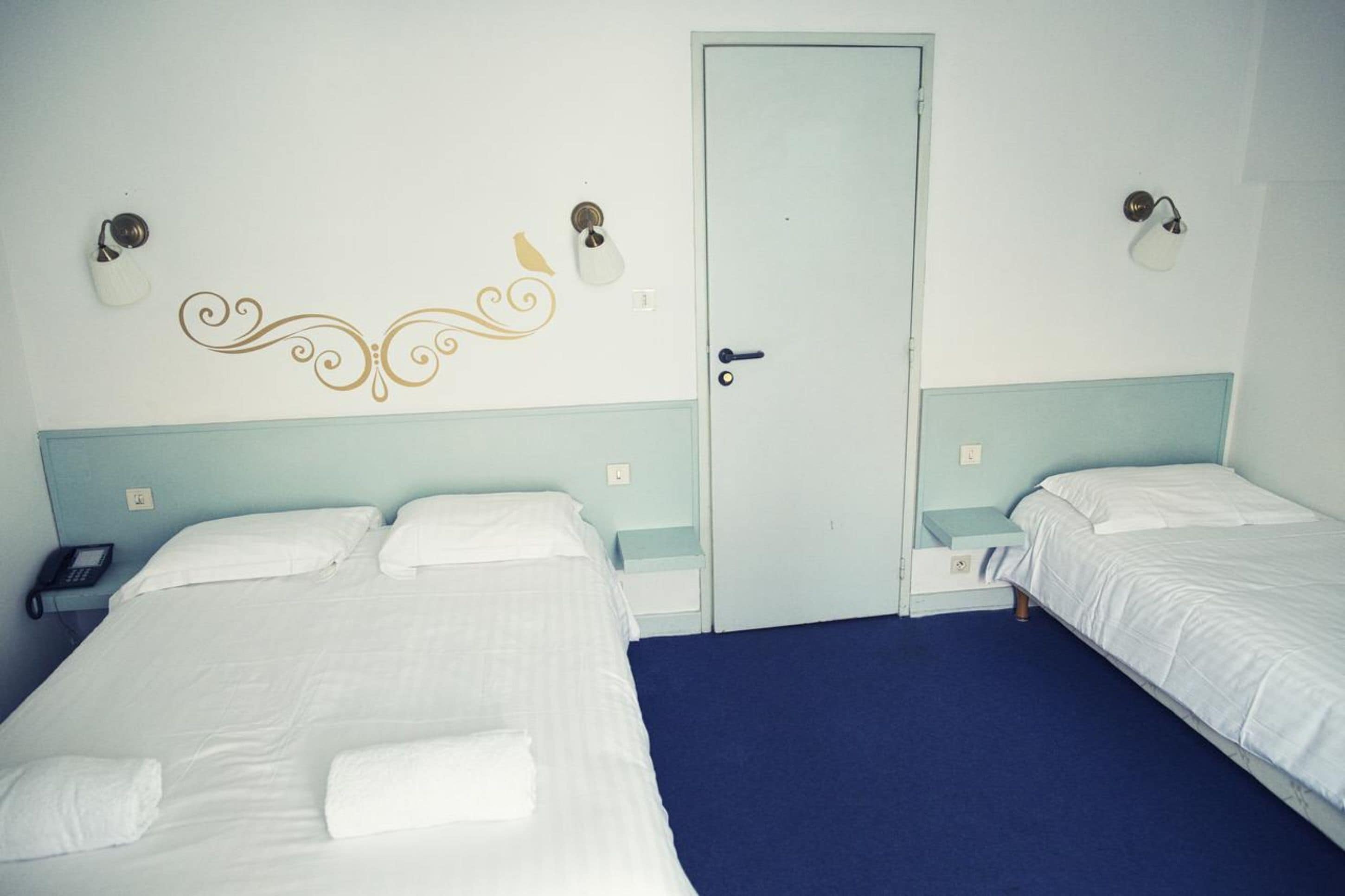 مكتب وستائر تعتيم وتجهيزات عازلة للصوت وأسرّة أطفال/رضّع