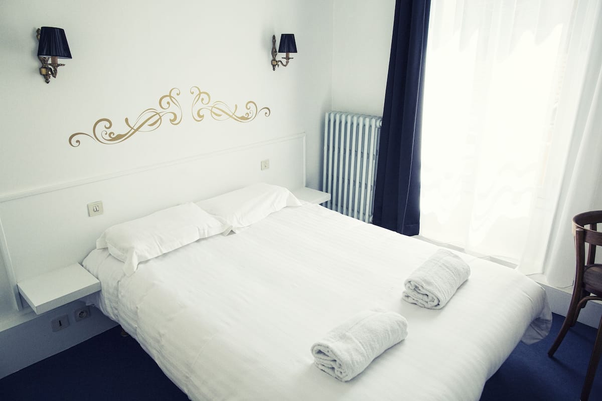 desk, blackout curtains, soundproofing, cots/infant beds