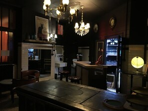 Bar (on property) - The Old Hotel Ravel (Clermont-Ferrand)