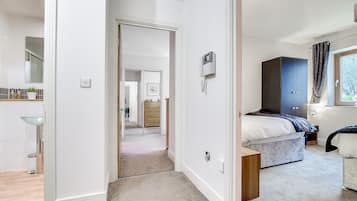 Apartment, 2 Bedrooms, Ensuite (The President ) | 2 bedrooms, premium bedding, desk, iron/ironing board