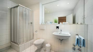 Superior-Doppelzimmer | Badezimmer | Dusche, kostenlose Toilettenartikel, Haartrockner, Hausschuhe