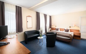 Habitació doble Deluxe | Caixa forta a l'habitació, escriptori i llits addicionals 