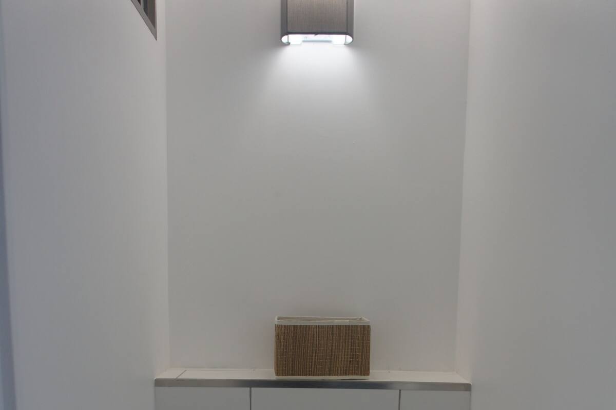 Appartement (Ground floor) | Badkamer | Een douche, handdoeken