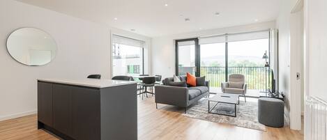 Departamento estándar, 2 habitaciones | 1 habitación y espacio para trabajar con laptop