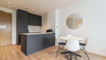 Apartamento estándar | Cocina privada | Frigorífico, microondas, horno y placa de cocina