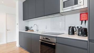 Apartamento estándar, 2 habitaciones | 1 dormitorio y espacio para trabajar con un portátil