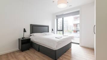 Apartamento estándar, 2 habitaciones | 1 dormitorio y espacio para trabajar con un portátil