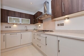 冷蔵庫、電子レンジ、オーブン、コンロ