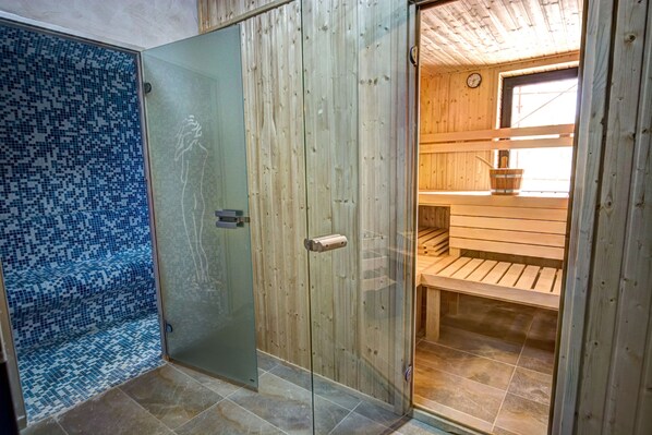 Een sauna, een stoombad, massage- en behandelingsruimtes