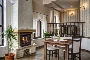 Serveert ontbijt, lunch, diner, lokale gerechten 