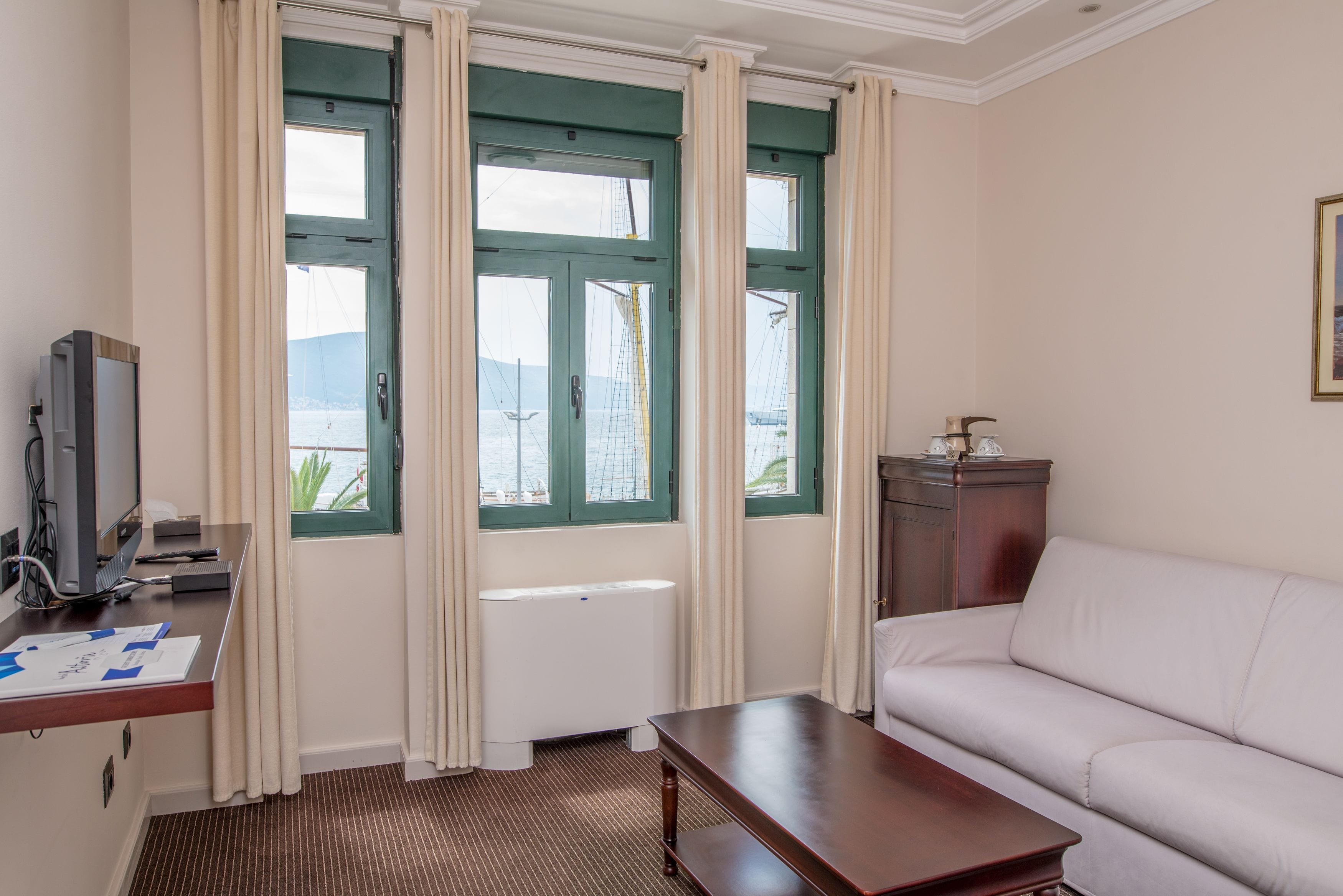 superior suite, bay view, sea facing | living room | flat-screen tv