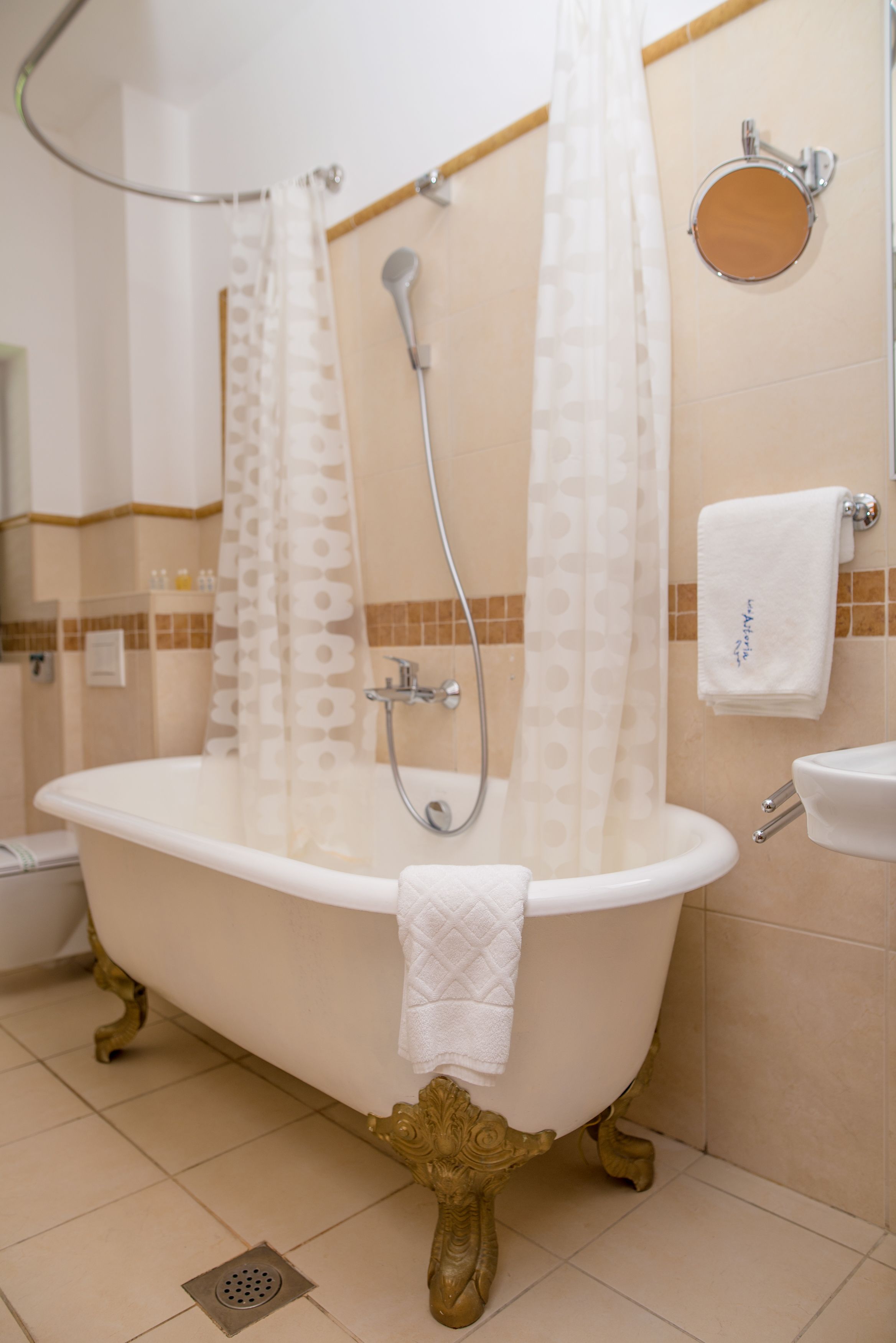 basic double room | bathroom amenities | shower, free toiletries, hair dryer, bathrobes