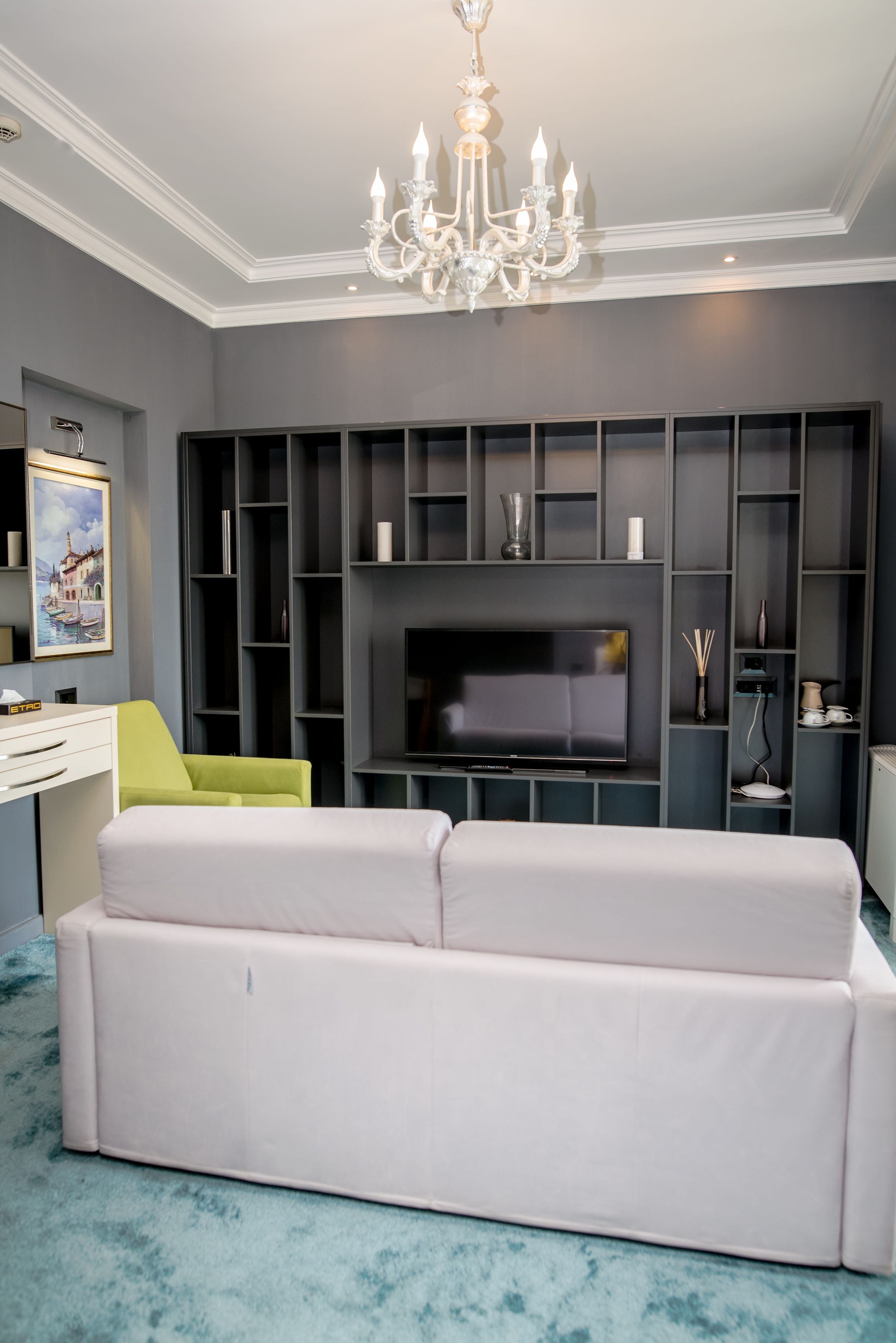 deluxe suite, bay view, sea facing | living room | flat-screen tv