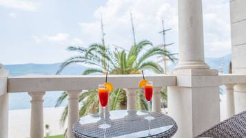 Suite Deluxe, vista a la bahía, frente al mar | Balcón