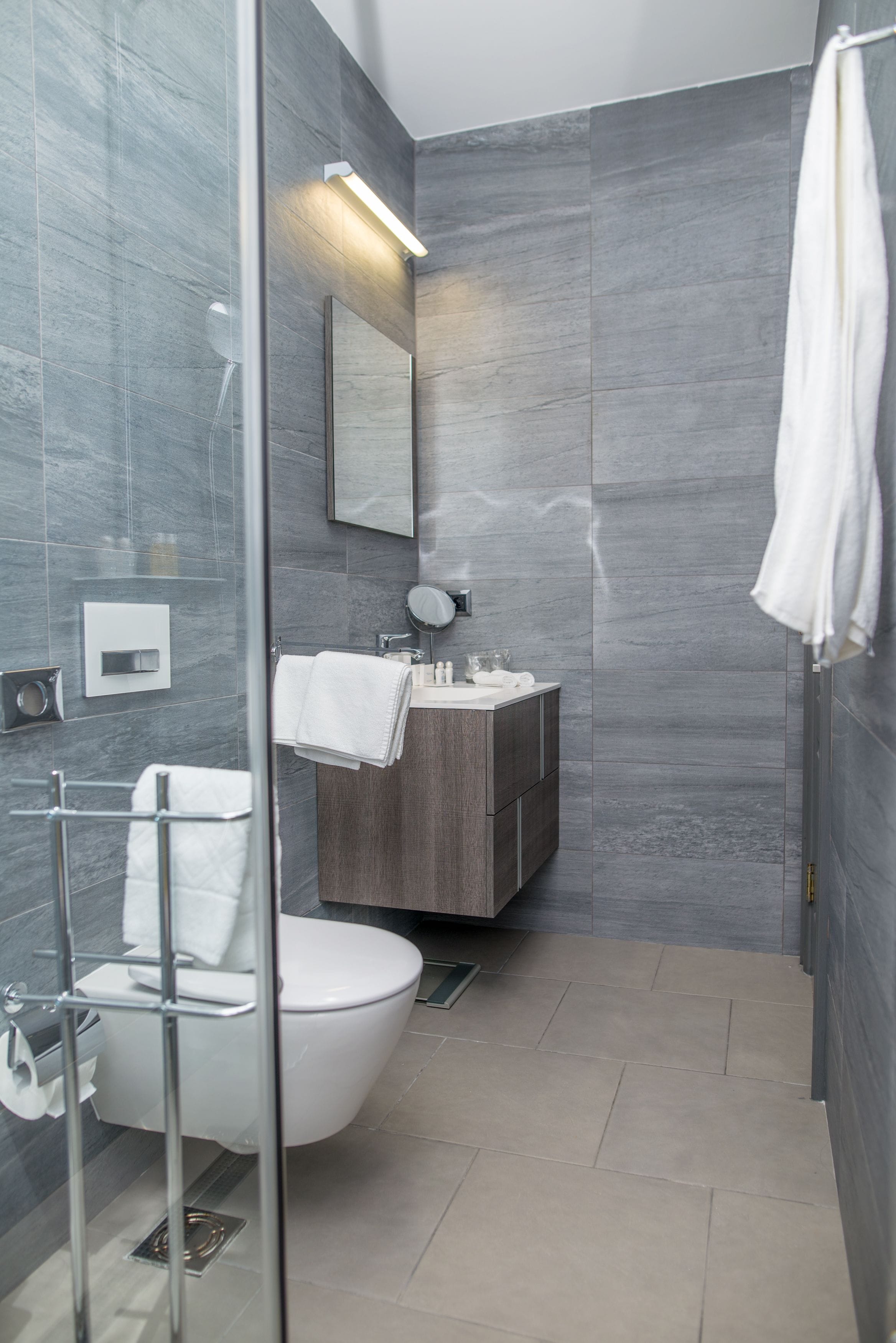 deluxe suite, bay view, sea facing | bathroom | shower, free toiletries, hair dryer, bathrobes