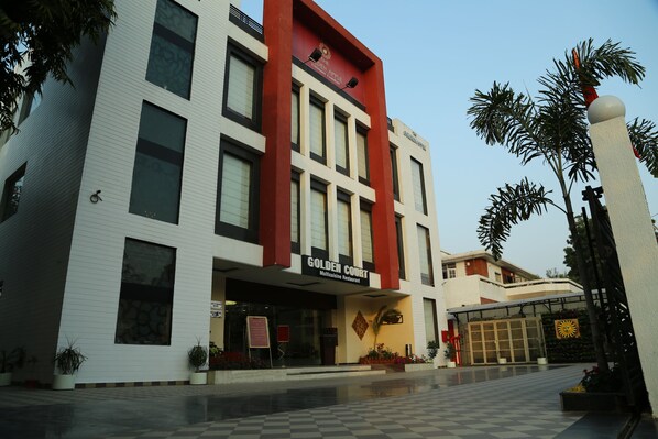 Vista frontal de la propiedad