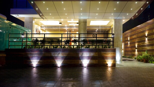 Un edificio moderno con una entrada amplia, ventanas grandes y un interior luminoso.