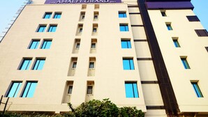 Un hotel de varios pisos con un letrero que dice "AMALFI GRAND".