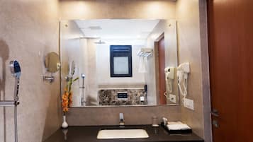 Shower, rainfall showerhead, free toiletries, hair dryer