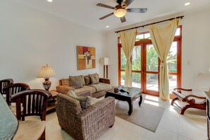 Comfort Apartment, 2 Bedrooms, Non Smoking, Beach View | Living area