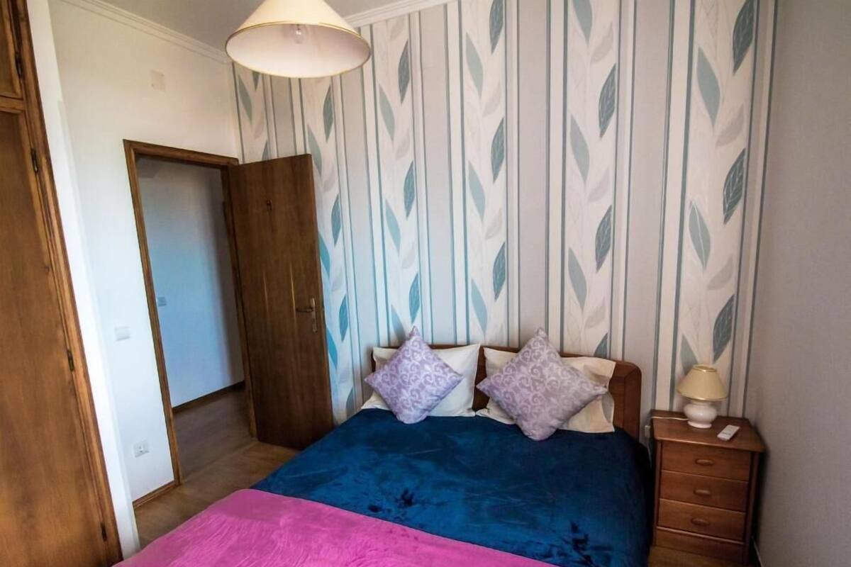 Blackout curtains, free cots/infant beds, free WiFi, bed sheets