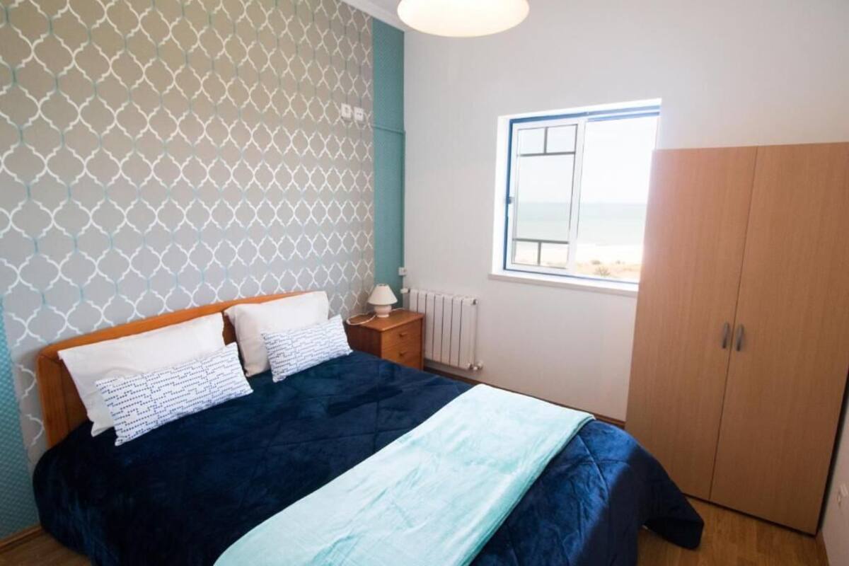 Blackout curtains, free cots/infant beds, free WiFi, bed sheets