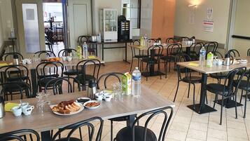 Petit déjeuner continental (7.00 EUR par personne)