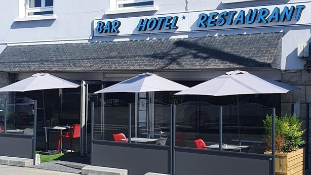 A bar, hotel, and restaurant with outdoor seating and umbrellas. - Le Toul' Broch (Baden)
