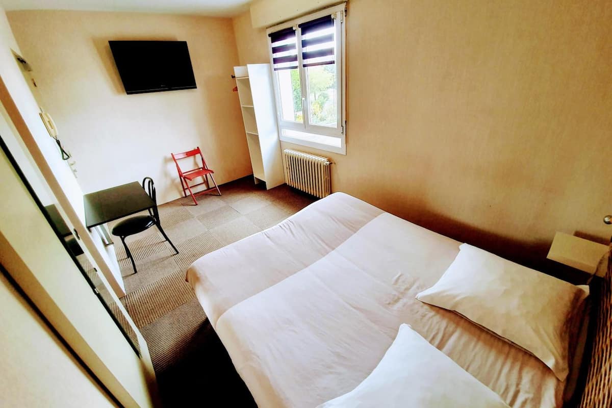 1 bedroom, desk, iron/ironing board, free wifi