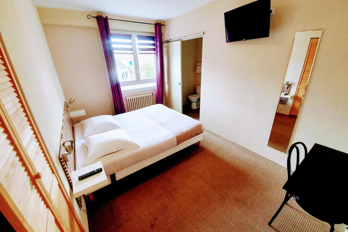 1 bedroom, desk, iron/ironing board, free wifi