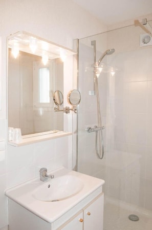 Douche, articles de toilette (gratuits), séchoir à cheveux