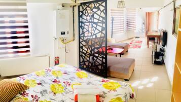 Studio Deluks | Seprai premium, setrika/meja setrika, dan Wi-Fi gratis