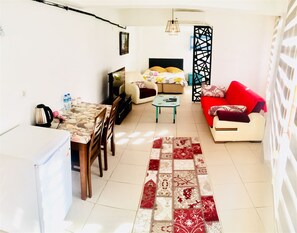 Deluxe Studio | Premium bedding, iron/ironing board, free WiFi