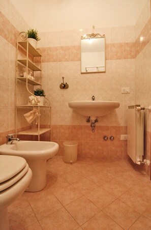 Apartment, 2 Bedrooms | Bathroom | Shower, bidet, towels