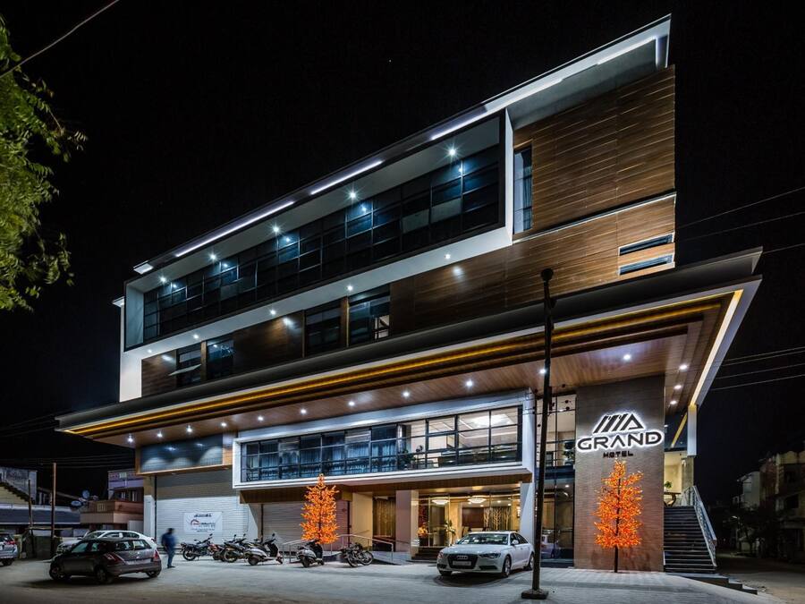 Un hotel moderno con una estructura de dos pisos, ventanas amplias y una entrada destacada con un letrero.