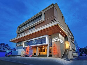 Vista frontal de la propiedad