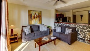 Departamento Confort, 3 habitaciones, para no fumadores, vista a la playa | Sala de estar | Televisión de pantalla plana 
