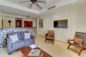 Comfort Apartment, 3 Bedrooms, Non Smoking, Beach View | Living room