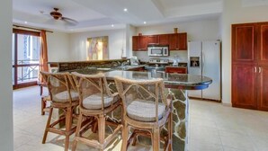 Departamento Confort, 3 habitaciones, para no fumadores, vista a la playa | Cocina privada | Cafetera y tetera, refrigerador, microondas y horno 