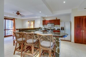 Comfort appartement, 3 slaapkamers, niet-roken, uitzicht op strand | Privékeuken | Een koelkast, een magnetron, een oven, een kookplaat