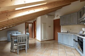 Studio | Private kitchenette | Fridge, oven - Appartamenti Baia Azzurra (Nago-Torbole)