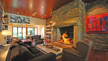 House, 6 Bedrooms | Living room | TV, fireplace