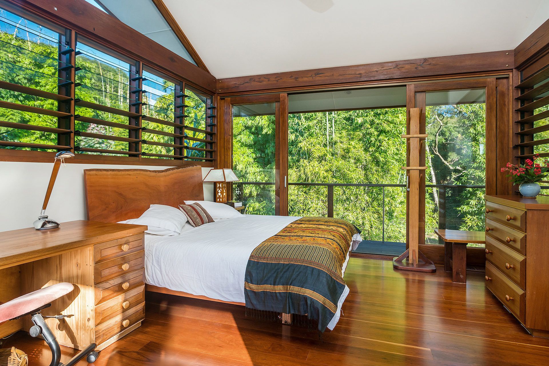 4 عدّة غرف نوم ومكواة/لوح كي وأسرّة أطفال/رضّع وأسرّة قابلة للطي