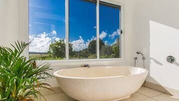 House, 4 Bedrooms | Deep soaking bathtub