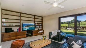 House, 4 Bedrooms | Living room | TV