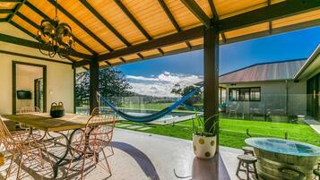 House, 4 Bedrooms | Terrace/patio