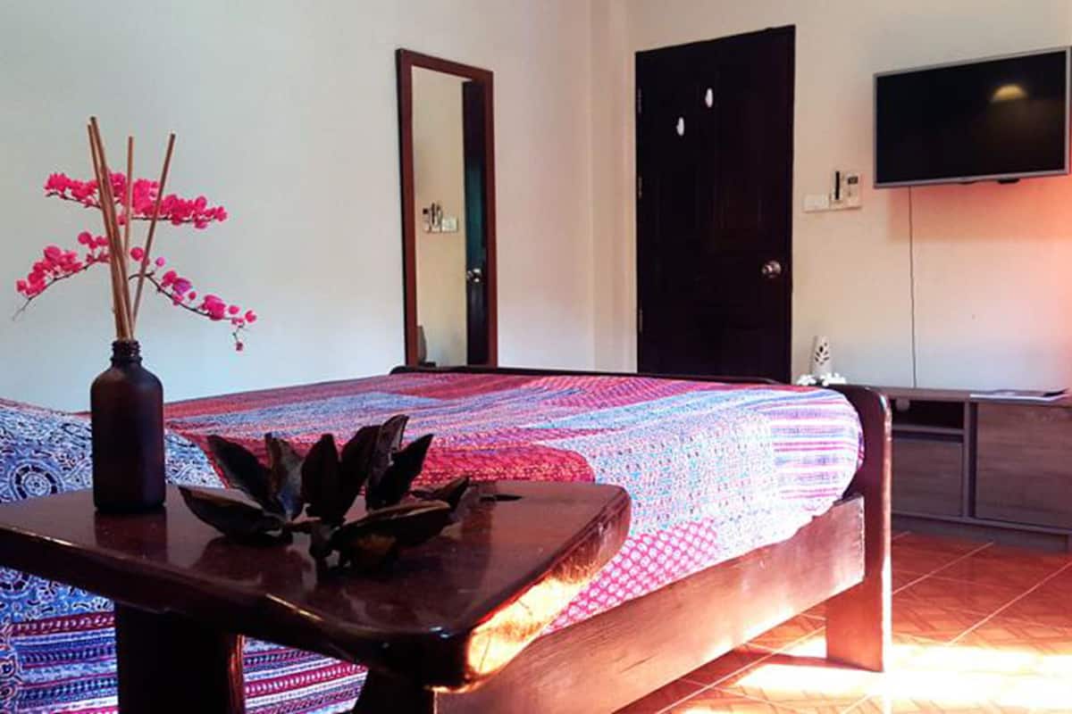 In-room safe, soundproofing, free WiFi, bed sheets